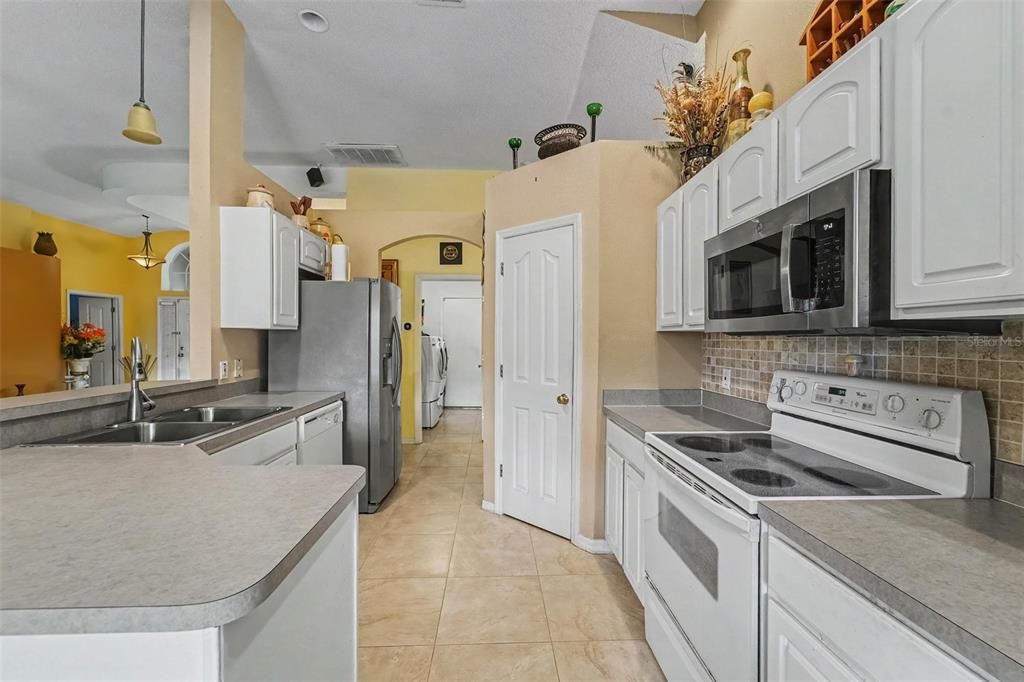 En Venta: $465,000 (4 camas, 2 baños, 1946 Pies cuadrados)