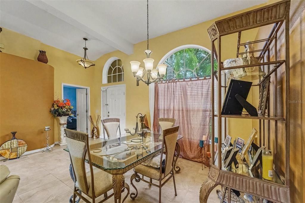 En Venta: $465,000 (4 camas, 2 baños, 1946 Pies cuadrados)