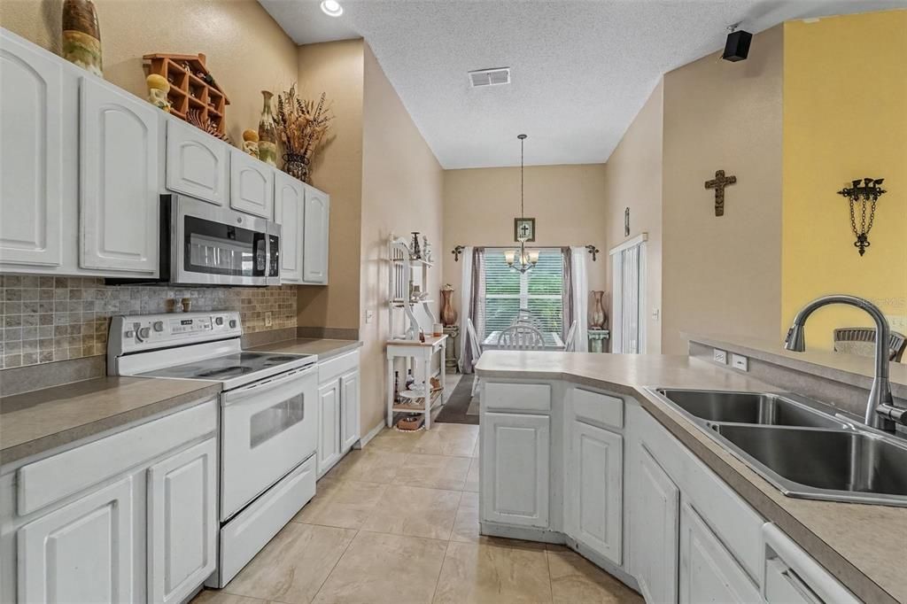 En Venta: $465,000 (4 camas, 2 baños, 1946 Pies cuadrados)