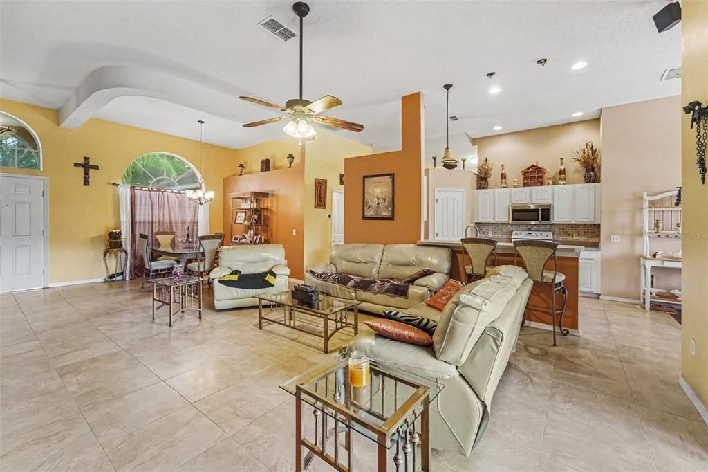 En Venta: $465,000 (4 camas, 2 baños, 1946 Pies cuadrados)