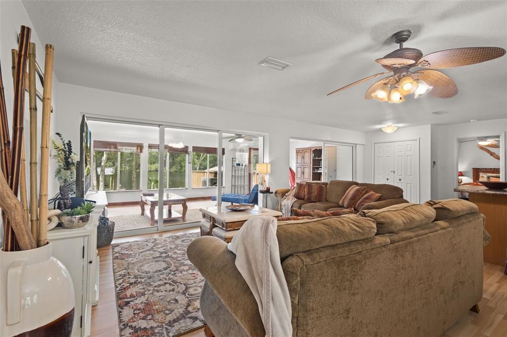 En Venta: $720,000 (3 camas, 3 baños, 1980 Pies cuadrados)