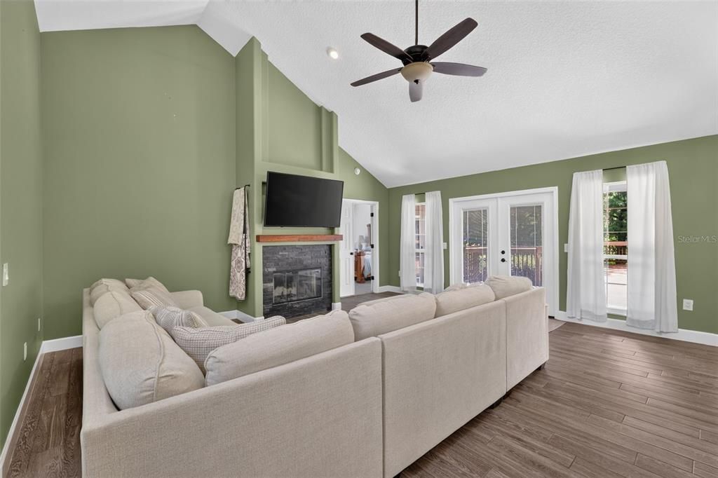 For Sale: $575,000 (3 beds, 2 baths, 2121 Square Feet)