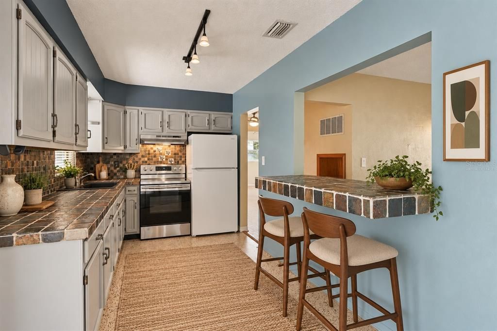 For Sale: $339,000 (3 beds, 1 baths, 1075 Square Feet)