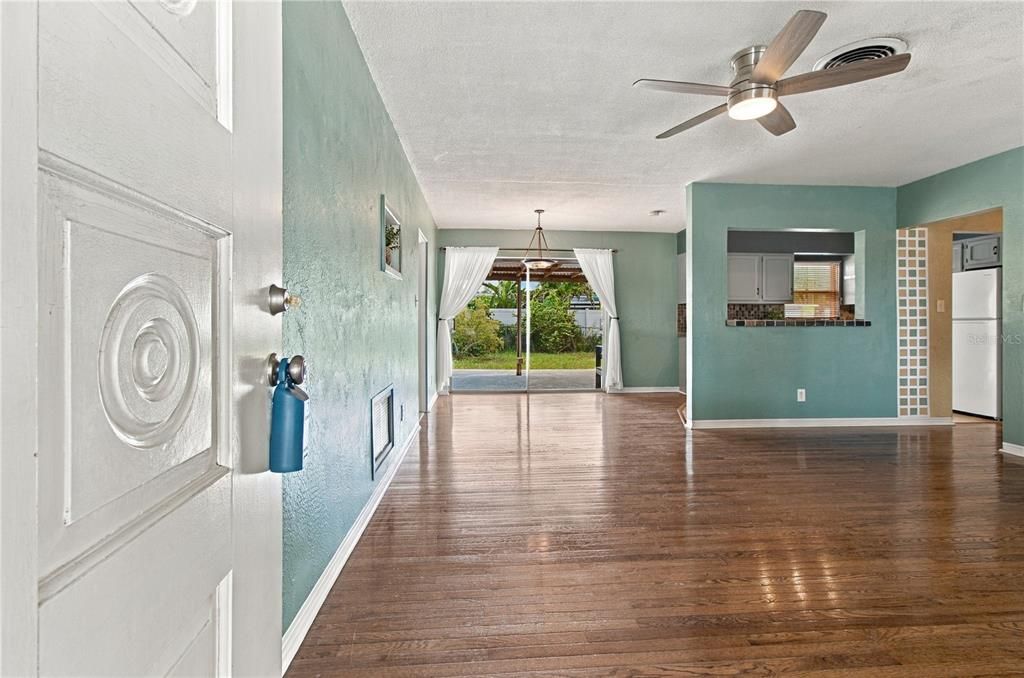 For Sale: $339,000 (3 beds, 1 baths, 1075 Square Feet)