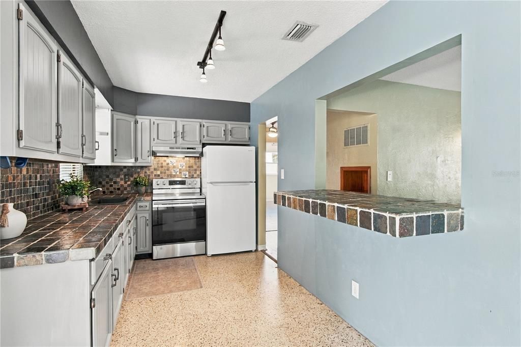 For Sale: $339,000 (3 beds, 1 baths, 1075 Square Feet)