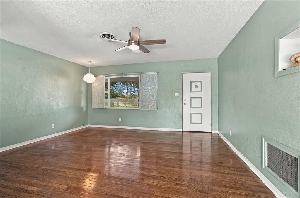 For Sale: $339,000 (3 beds, 1 baths, 1075 Square Feet)
