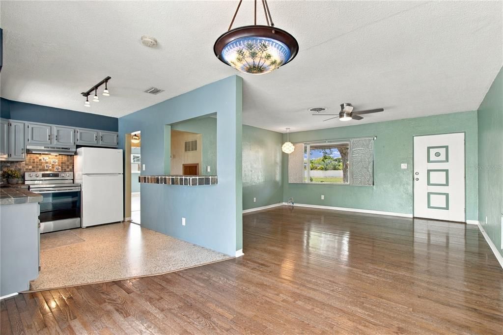 For Sale: $339,000 (3 beds, 1 baths, 1075 Square Feet)