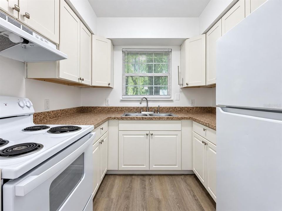 В аренду: $1,300 (2 спален, 1 ванн, 1028 Квадратных фут)