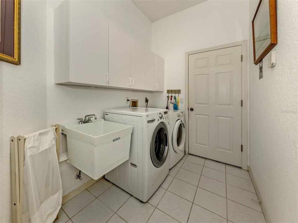 For Sale: $319,000 (3 beds, 2 baths, 1637 Square Feet)