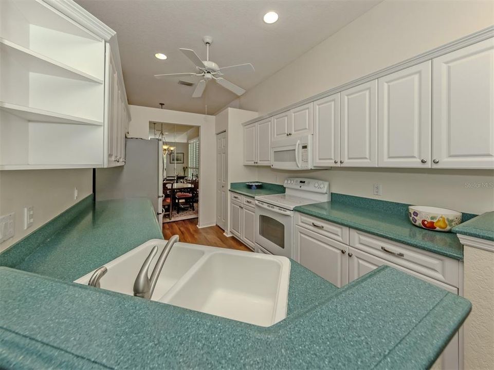 For Sale: $319,000 (3 beds, 2 baths, 1637 Square Feet)