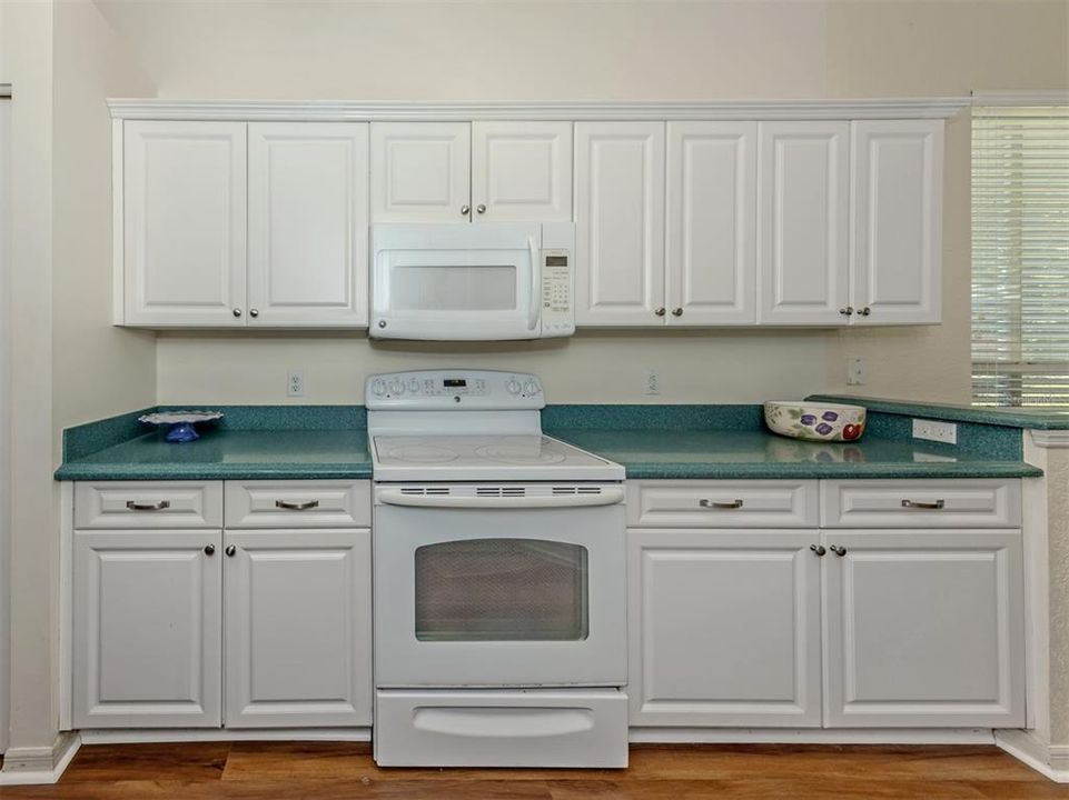For Sale: $319,000 (3 beds, 2 baths, 1637 Square Feet)