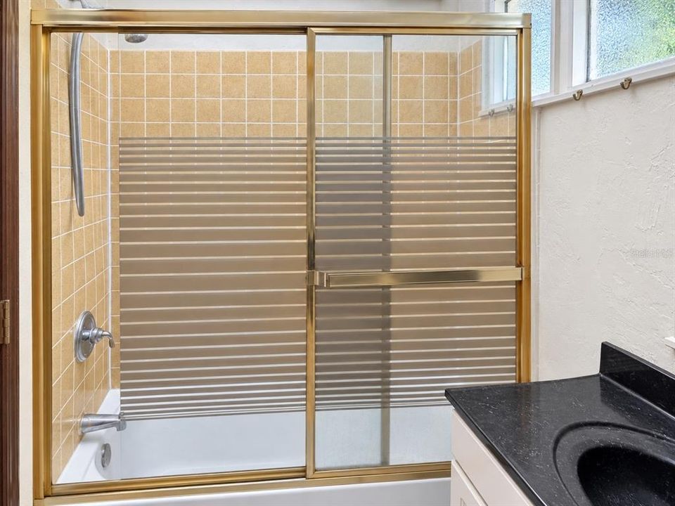 For Rent: $1,300 (2 beds, 1 baths, 412 Square Feet)