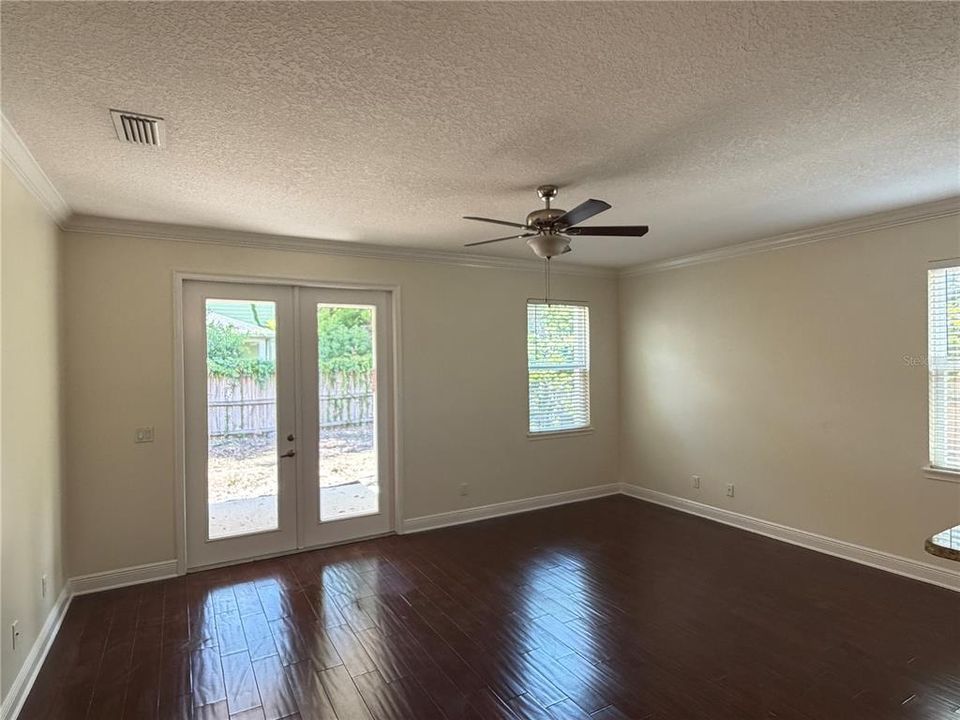 For Rent: $2,490 (3 beds, 2 baths, 1994 Square Feet)