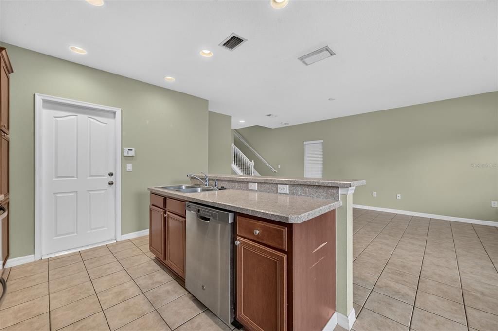 For Rent: $2,000 (3 beds, 2 baths, 1565 Square Feet)