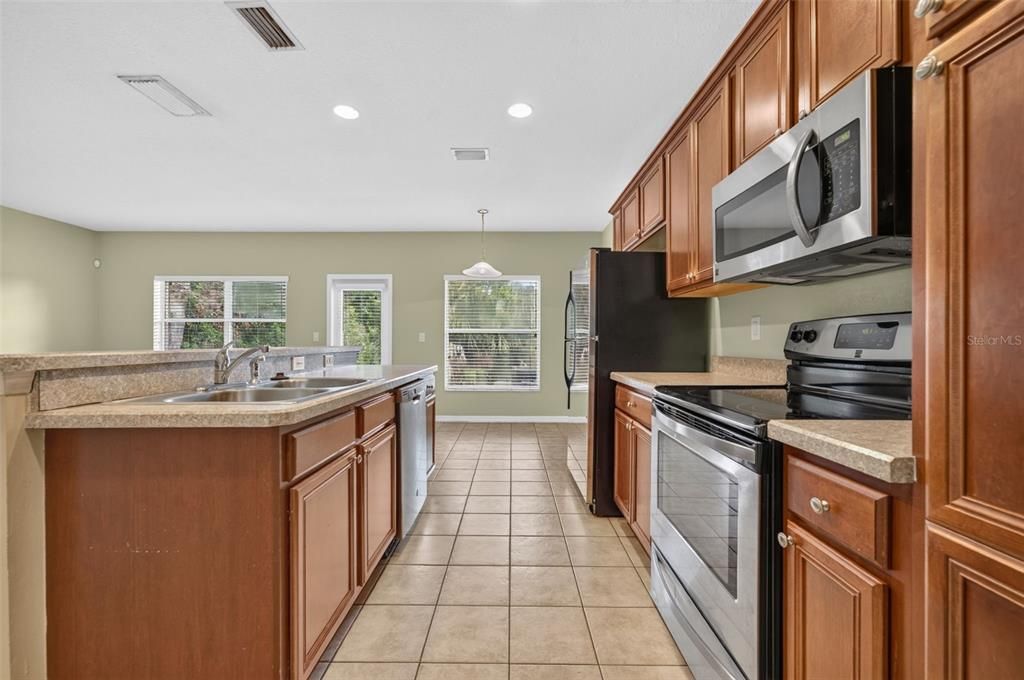 For Rent: $2,000 (3 beds, 2 baths, 1565 Square Feet)