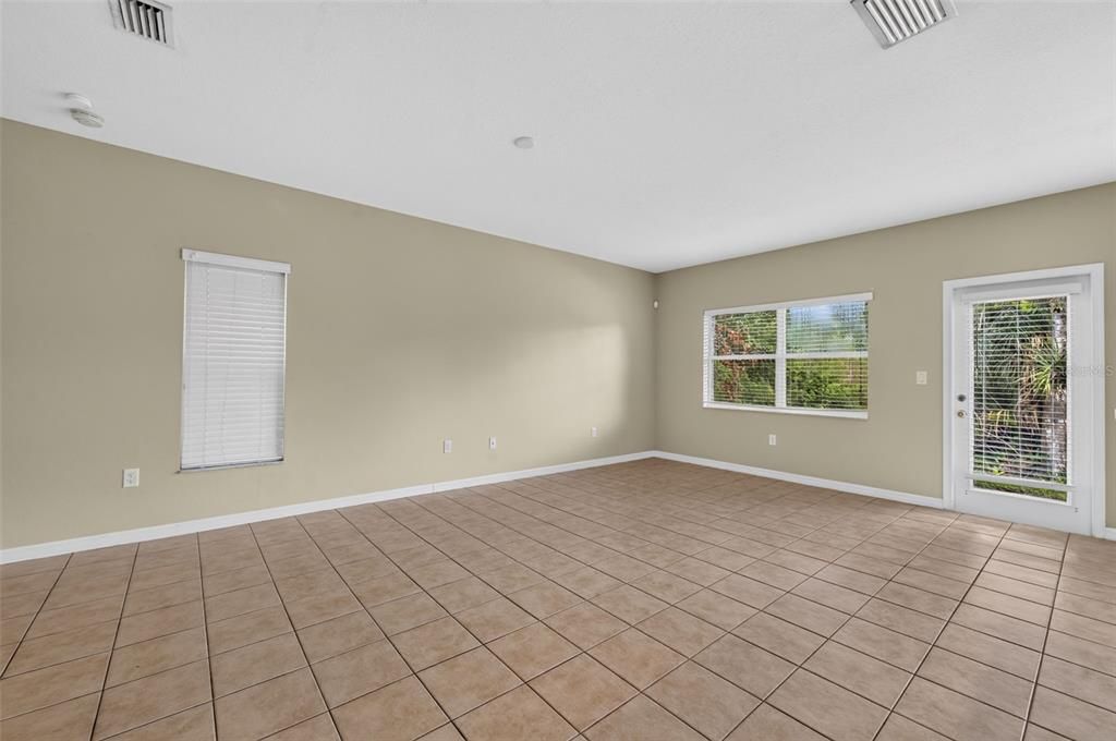 For Rent: $2,000 (3 beds, 2 baths, 1565 Square Feet)