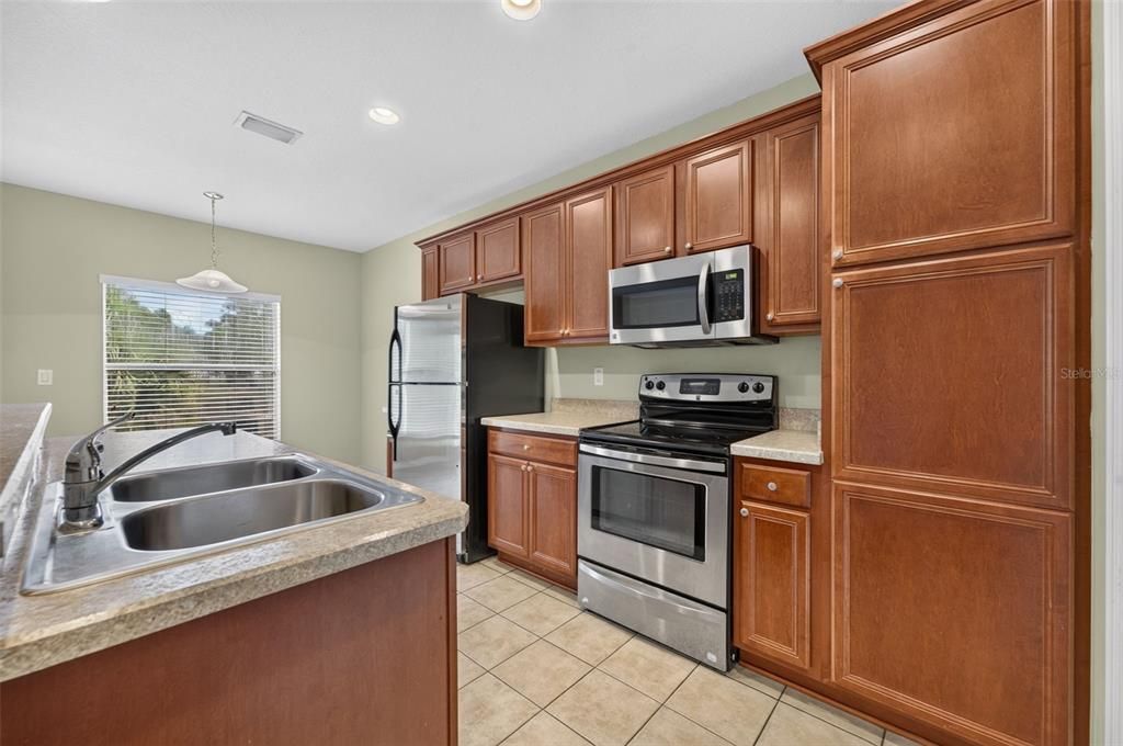 For Rent: $2,000 (3 beds, 2 baths, 1565 Square Feet)