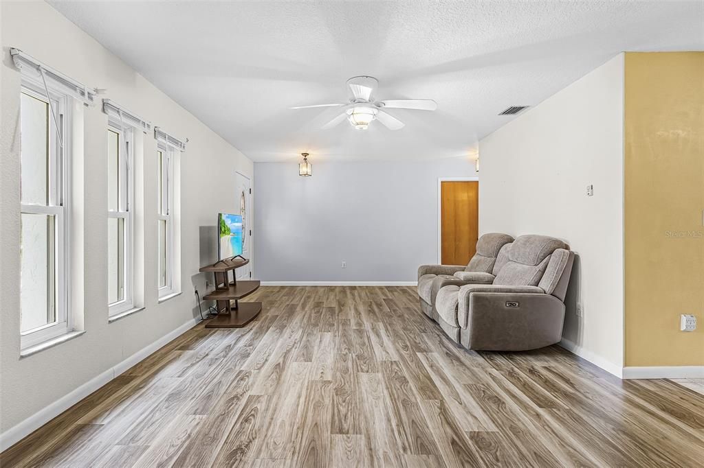 En Venta: $289,000 (3 camas, 2 baños, 1381 Pies cuadrados)