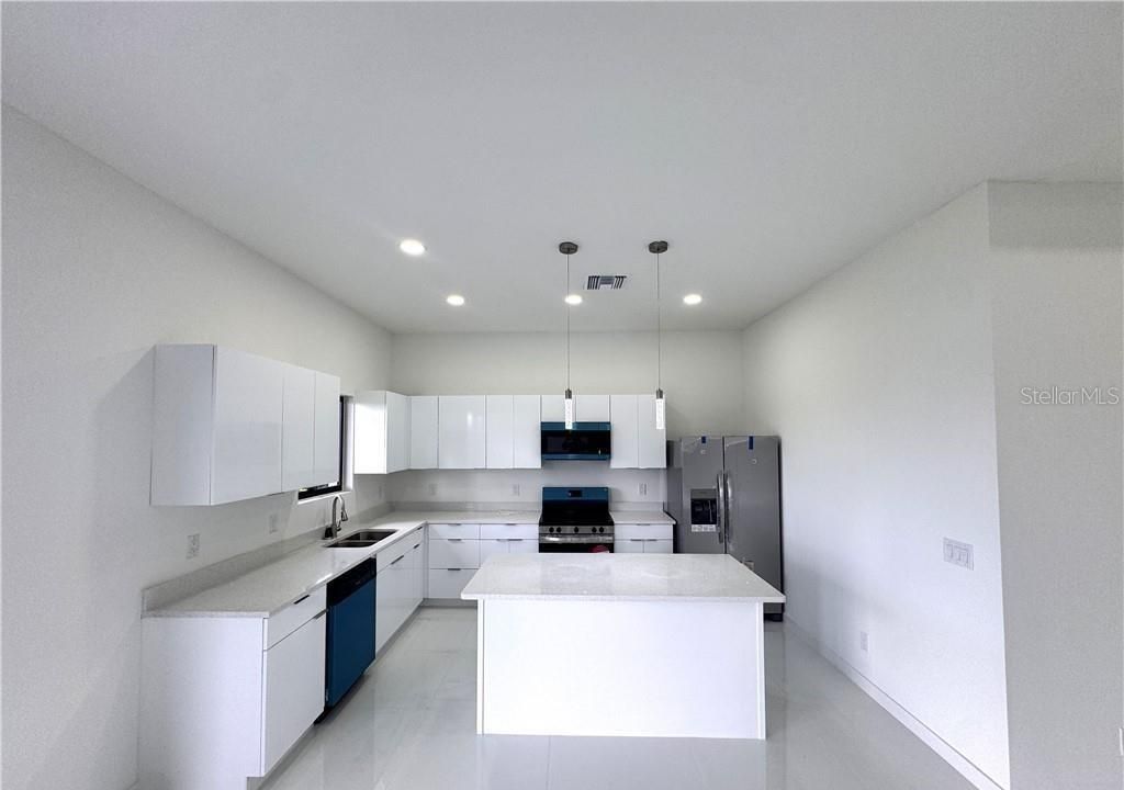 En Venta: $398,000 (4 camas, 3 baños, 1904 Pies cuadrados)