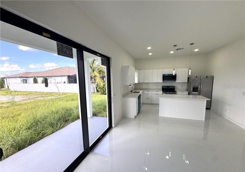 En Venta: $398,000 (4 camas, 3 baños, 1904 Pies cuadrados)