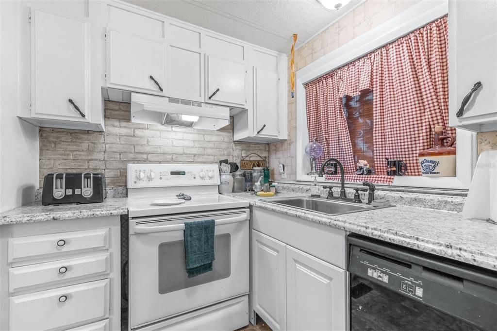 На продажу: $149,000 (2 спален, 2 ванн, 1104 Квадратных фут)