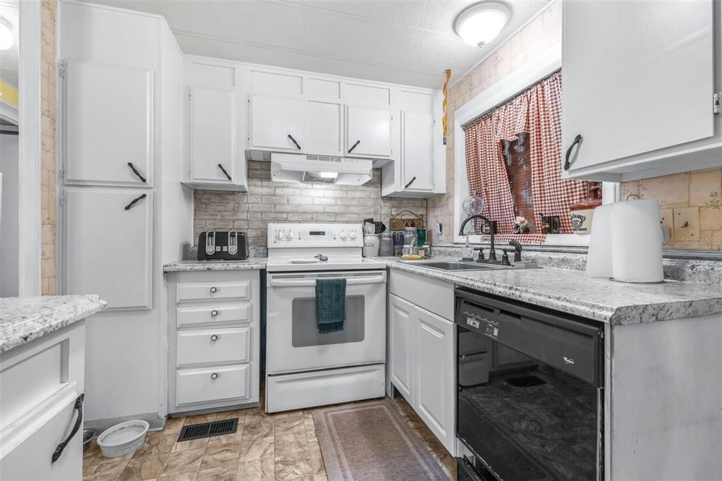На продажу: $149,000 (2 спален, 2 ванн, 1104 Квадратных фут)
