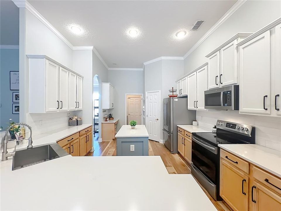 Activo con contrato: $675,000 (5 camas, 3 baños, 2761 Pies cuadrados)