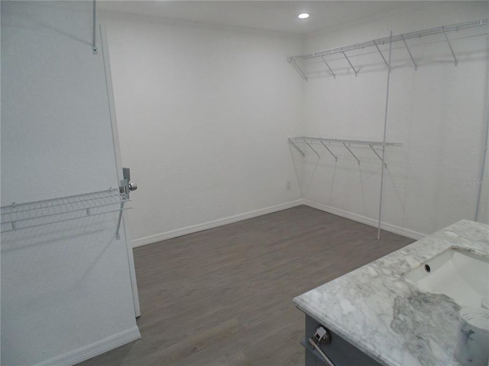 For Sale: $299,000 (2 beds, 2 baths, 1324 Square Feet)