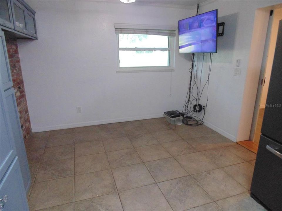 For Sale: $299,000 (2 beds, 2 baths, 1324 Square Feet)