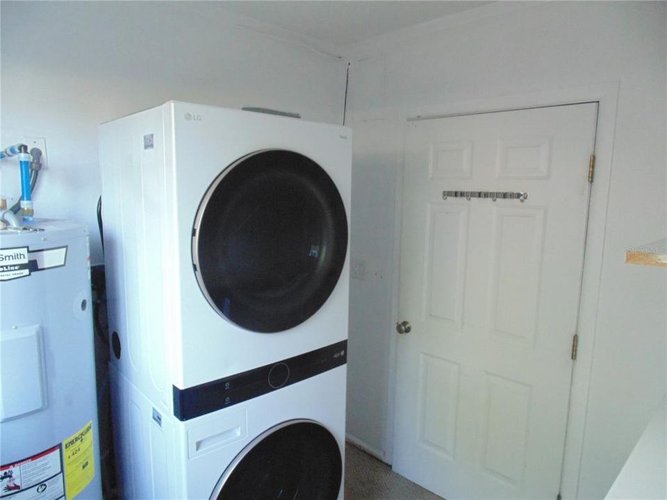 For Sale: $299,000 (2 beds, 2 baths, 1324 Square Feet)