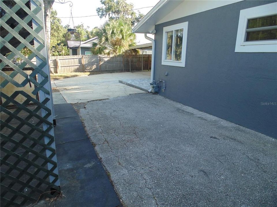 For Sale: $299,000 (2 beds, 2 baths, 1324 Square Feet)