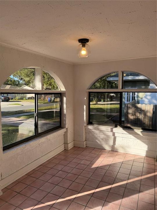 For Rent: $2,295 (2 beds, 1 baths, 1160 Square Feet)
