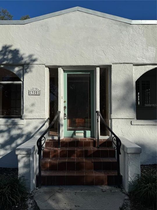 For Rent: $2,295 (2 beds, 1 baths, 1160 Square Feet)