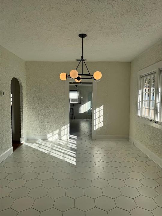 For Rent: $2,295 (2 beds, 1 baths, 1160 Square Feet)