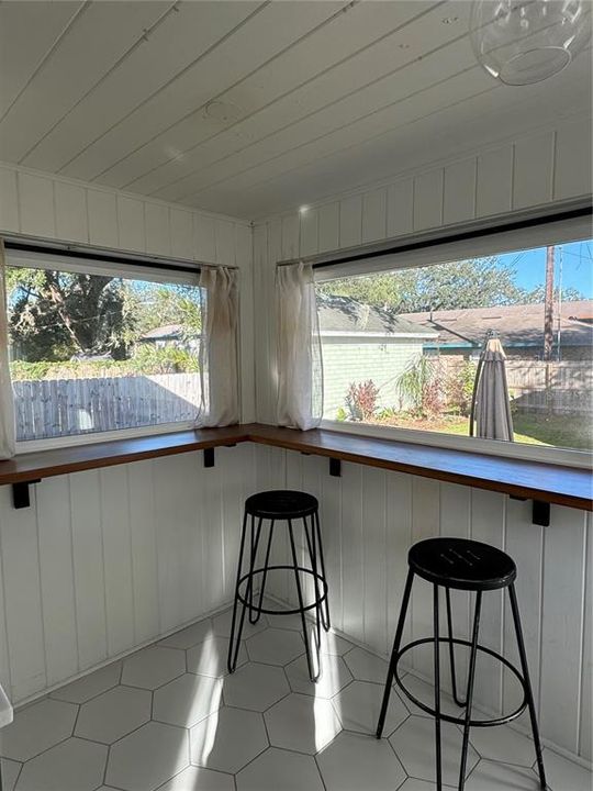 For Rent: $2,295 (2 beds, 1 baths, 1160 Square Feet)