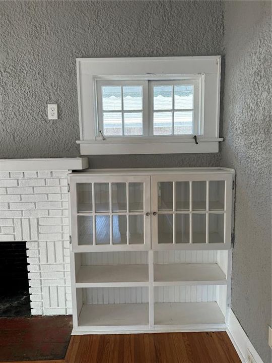 For Rent: $2,295 (2 beds, 1 baths, 1160 Square Feet)