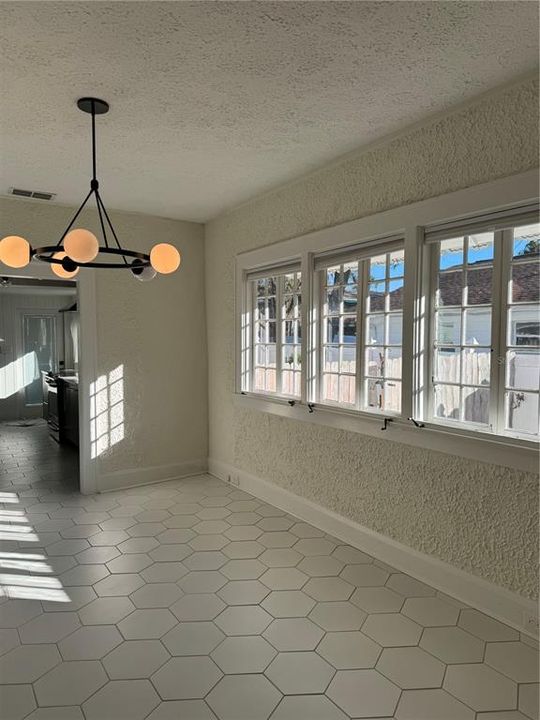 For Rent: $2,295 (2 beds, 1 baths, 1160 Square Feet)