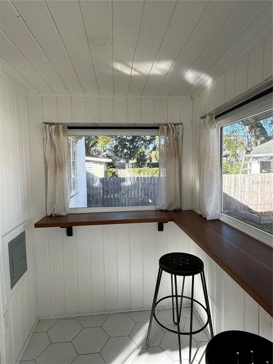 For Rent: $2,295 (2 beds, 1 baths, 1160 Square Feet)