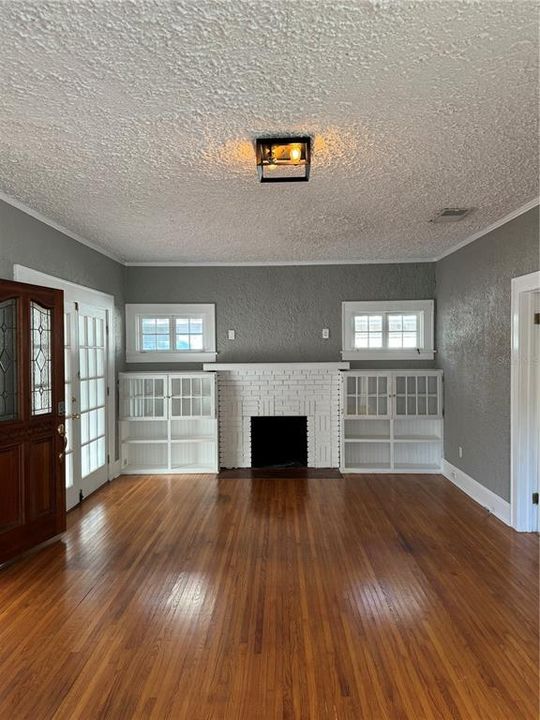 For Rent: $2,295 (2 beds, 1 baths, 1160 Square Feet)