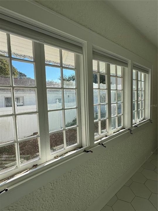For Rent: $2,295 (2 beds, 1 baths, 1160 Square Feet)