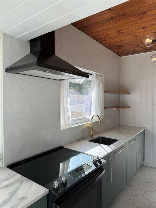 For Rent: $2,295 (2 beds, 1 baths, 1160 Square Feet)