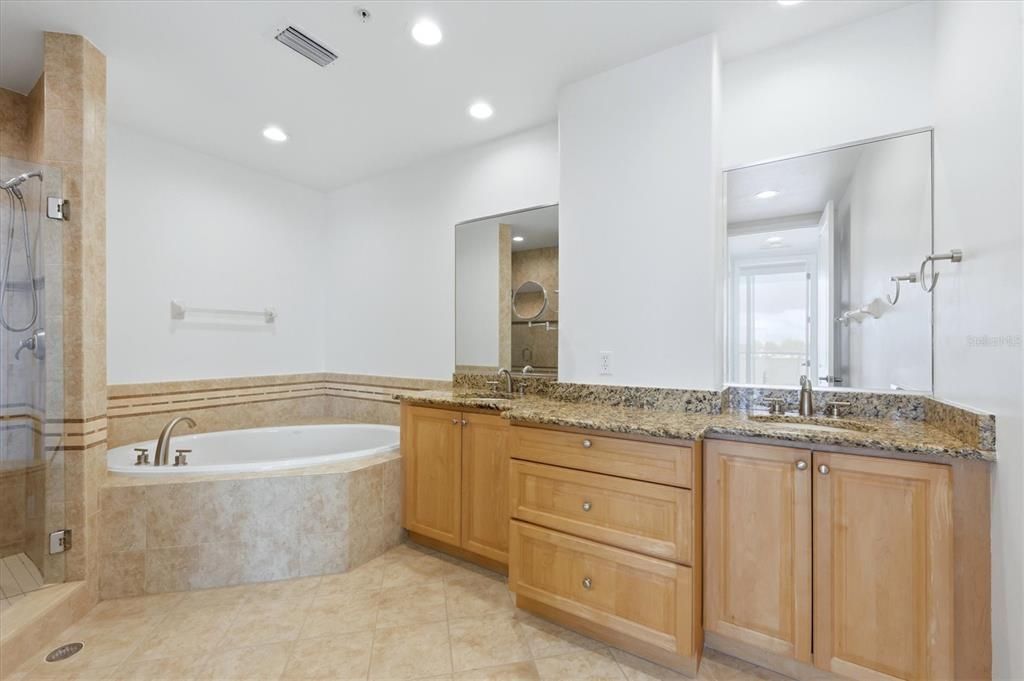 For Sale: $599,900 (2 beds, 2 baths, 1821 Square Feet)