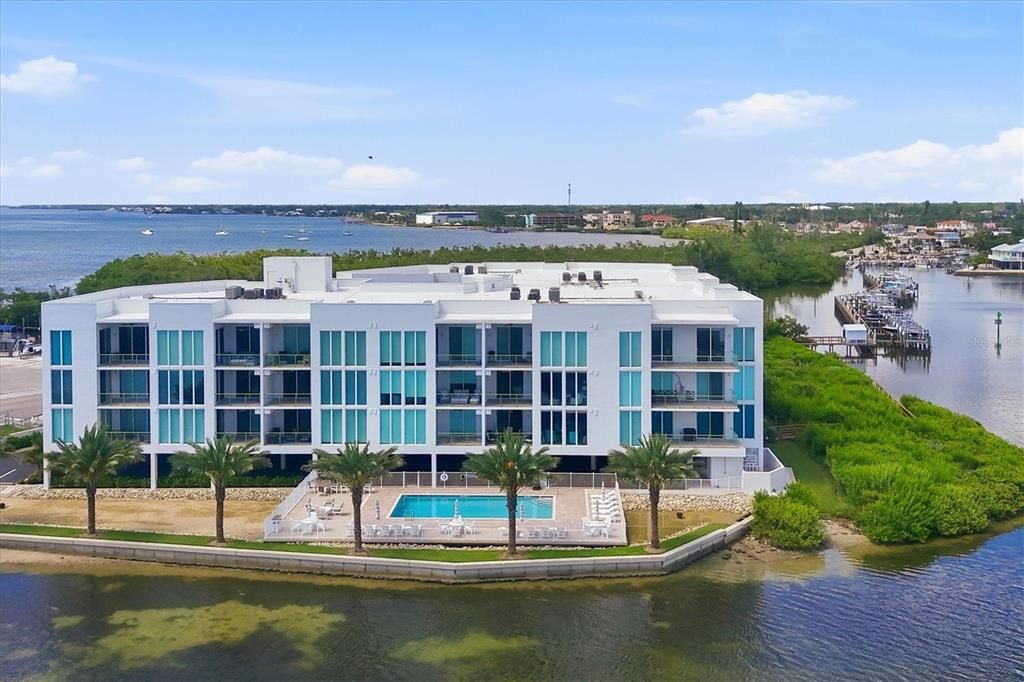 For Sale: $599,900 (2 beds, 2 baths, 1821 Square Feet)