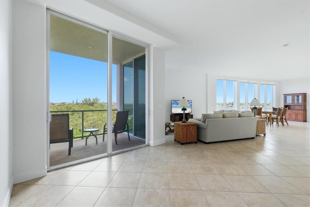 For Sale: $599,900 (2 beds, 2 baths, 1821 Square Feet)