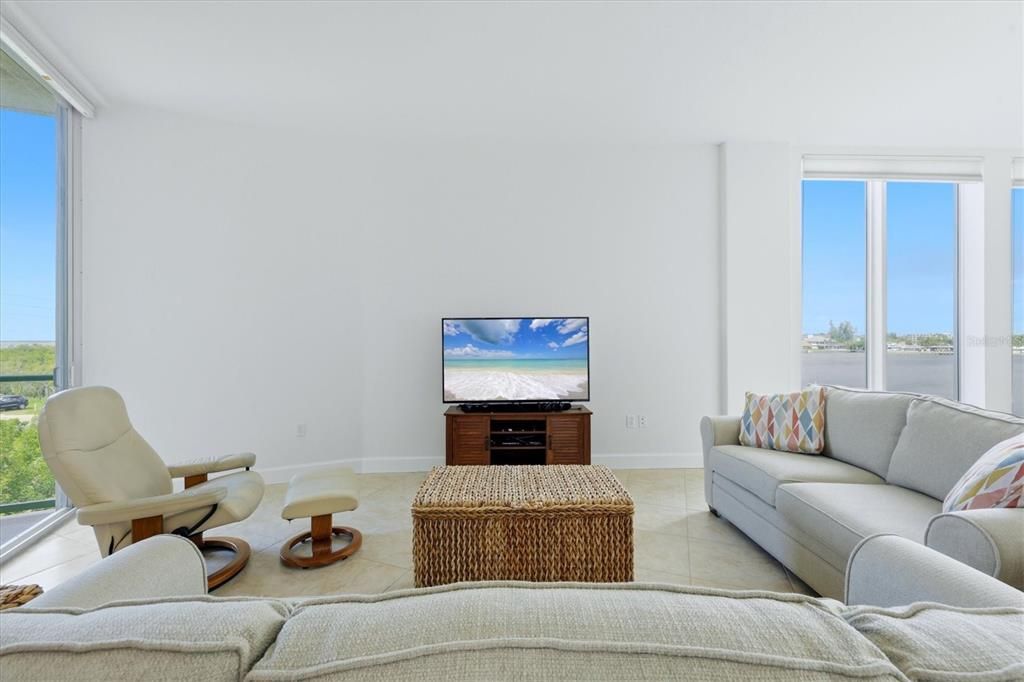 For Sale: $599,900 (2 beds, 2 baths, 1821 Square Feet)