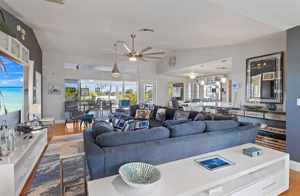 En Venta: $1,249,000 (4 camas, 3 baños, 2950 Pies cuadrados)