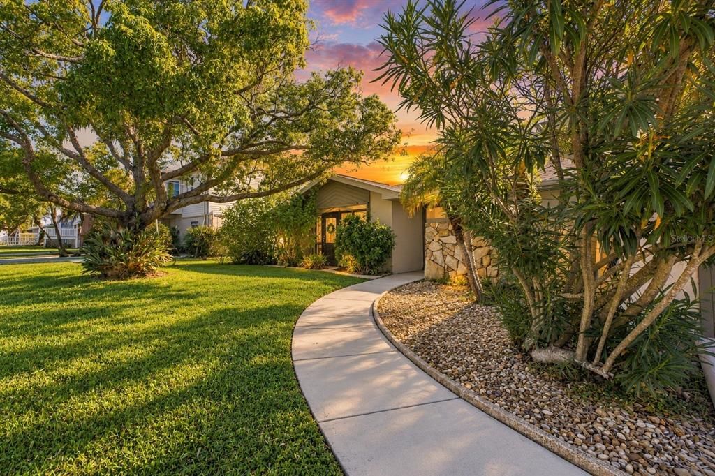 For Sale: $485,000 (5 beds, 2 baths, 1624 Square Feet)