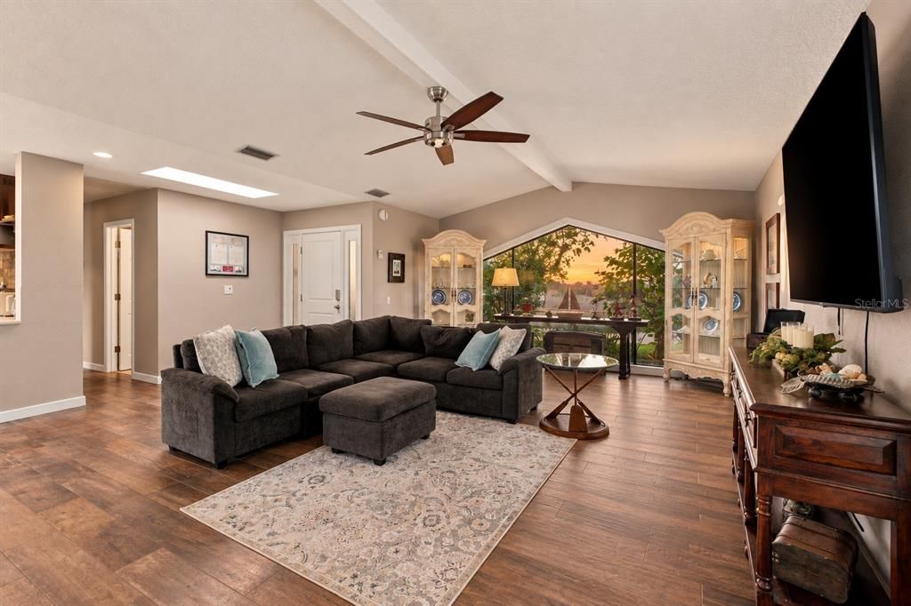 For Sale: $485,000 (5 beds, 2 baths, 1624 Square Feet)