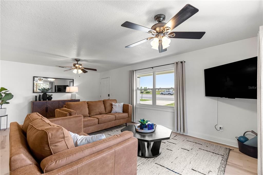 For Rent: $3,000 (2 beds, 1 baths, 980 Square Feet)