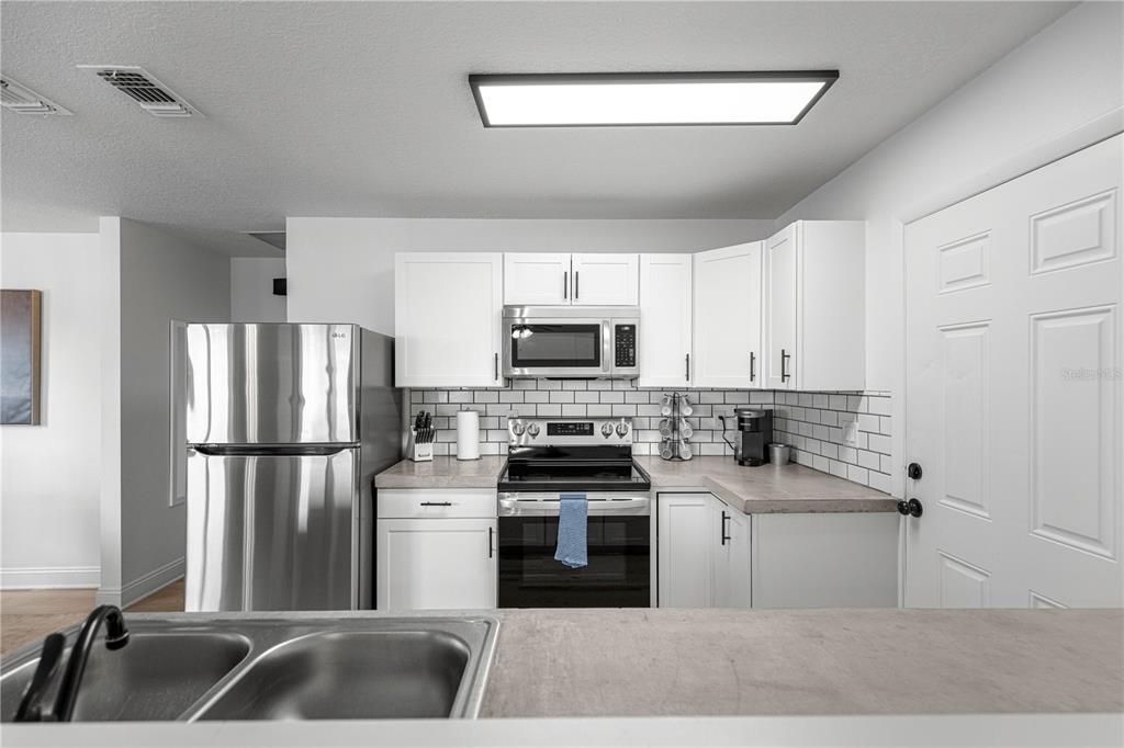 For Rent: $3,000 (2 beds, 1 baths, 980 Square Feet)